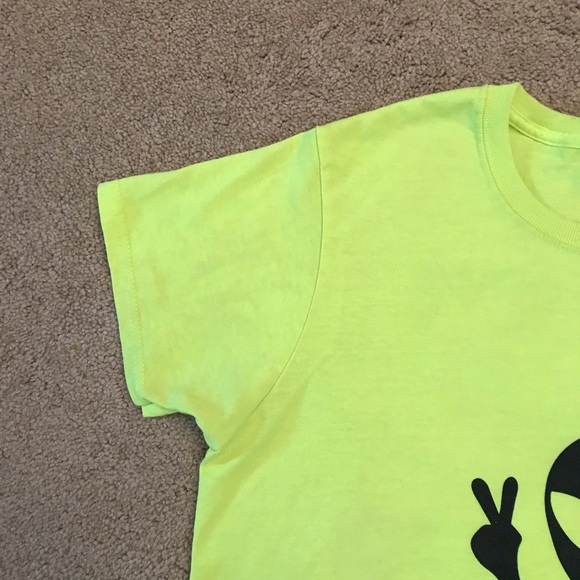 Nevada Area 51 Alien Graphic Tee Womens Medium Neon Lemon Lime FLAW Roswell - Picture 6 of 10